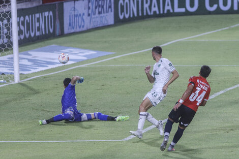 Palacios ya soltó el disparo del primer gol.