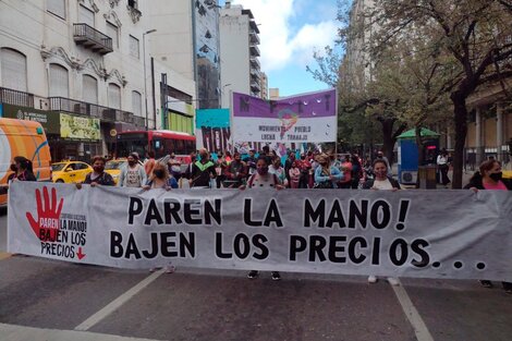 "Paren la mano, bajen los precios": la protesta de movimientos sociales en grandes supermercados