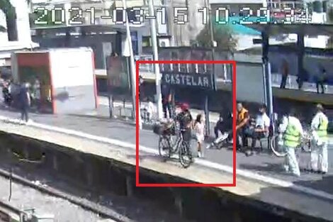 La imagen del secuestrador con la niña al bajar en la estación de Castelar, este lunes.