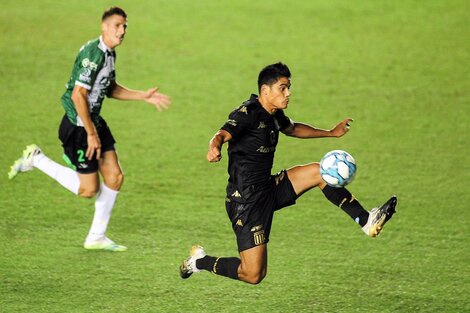 El paraguayo Lorenzo Melgarejo controla con su zurda.