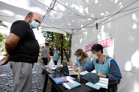 Ya fueron vacunados 425.933 docentes y auxiliares de escuelas en todo el país