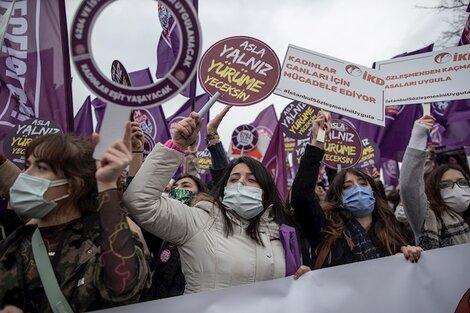 Las mujeres turcas salieron a la calle en repudio al decreto que firmó Erdogan.