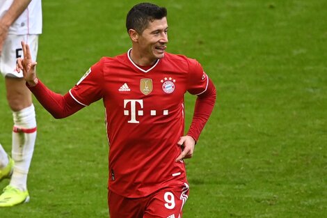 Lewandowski sigue imparable y le hizo tres goles a Stuttgart