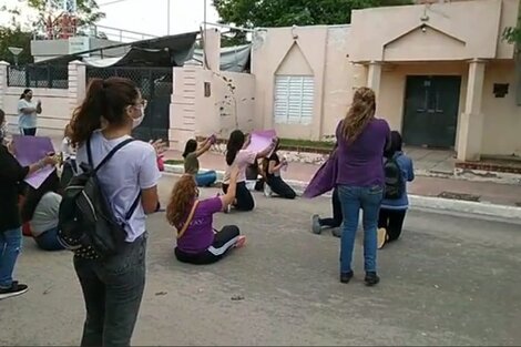 Las marchantes frente a la fiscalía de Recreo