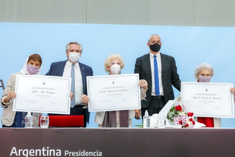 El presidente Alberto Fernández encabezó el acto de reconocimiento y homenaje a las Abuelas y Madres de Plaza de Mayo por los 45 años de lucha en defensa de los derechos humanos.