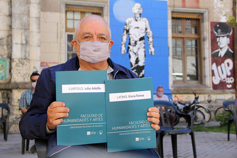 A) Uno de los familiares de víctimas de la dictadura. B) El rector Bartolacci en Humanidades.