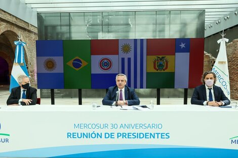 El Presidente encabezó la reunión desde el Museo del Bicentenario, junto a Solá y Cafiero. 