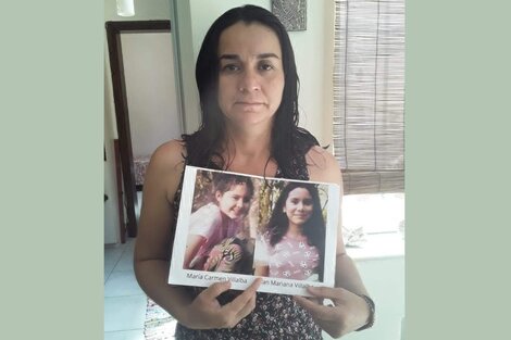 Myrian Villalba con la foto de su hija y su sobrina, que murieron baleadas en Paraguay. Abajo: gentileza Reporterxs