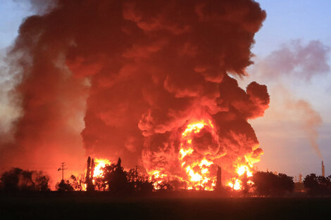 Las impresionantes imágenes del incendio en una refinería de petróleo de Indonesia