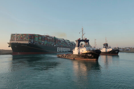 Consiguieron desencallar al barco que bloqueaba el Canal de Suez