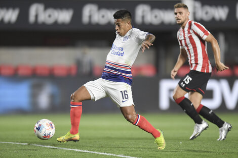 Uvita Fernández palpita el primer gol de San Lorenzo.