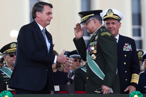 Bolsonaro saluda al ahora exjefe del Ejército, Edson Pujol.. 