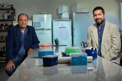 Guillermo Docena y Omar Azzaroni, del Grupo COVID-Exactas.
Foto: gentileza UNLP.