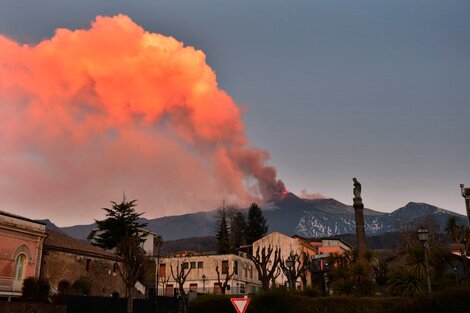 El volcán Etna volvió a entrar en erupción: impactantes imágenes del cráter