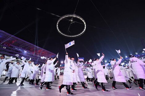 El histórico desfile en Pyeongchang 2018, cuando ambas delegaciones caminaron juntas bajo una misma bandera.