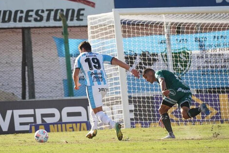 El ingresado Nicolás Arrigue comanda el ataque tucumano.