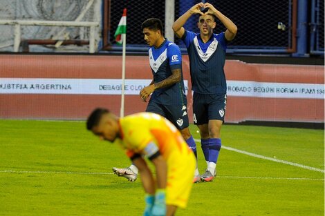 Vélez Sarsfield goleó y se aferra a la punta 