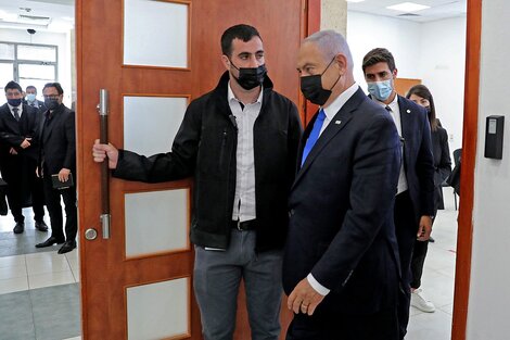 Nenyahu saliendo de los tribunales después del reinicio del proceso en su contra.