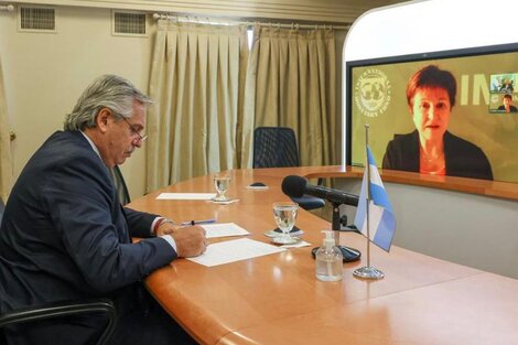 El presidente Alberto Fernández, en uno de los últimos encuentros por Zoom con la titular del FMI. 