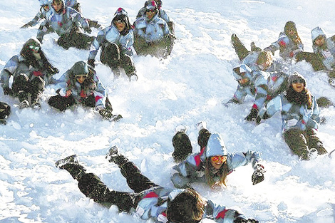 La postal de chicos disfrutando de la nieve no podrá ser en estas semanas.