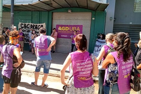 Los docentes de Conadu Histórica cumplieron una huelga nacional. La AGD-UBA protestó ante la sede central del CBC "contra los despidos en la Cátedra Marchini".