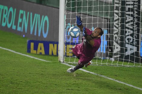 Marcos Díaz se vistió de héroe y Talleres eliminó a Vélez