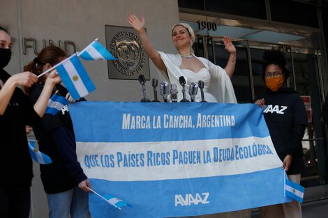 Una joven personificada como Evita en la puerta del FMI en Washington.