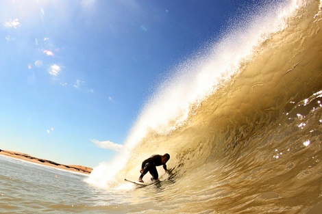 Hacia una ola desconocida: la aventura del mejor equipo de surf de Argentina