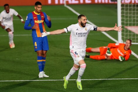 Benzema abrió el marcador con un golazo de taco.