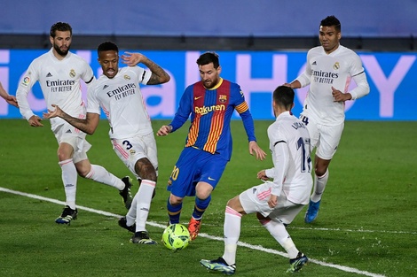 Messi, rodeado por defensores del Real Madrid. (Fuente: AFP)