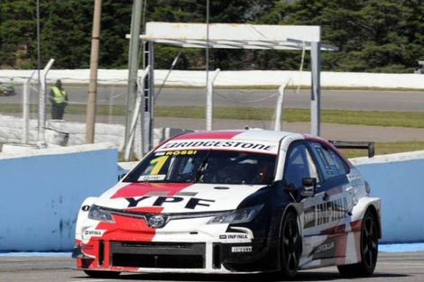 El Toyota de Matía Rossi, sobre la pista del Cabalén.