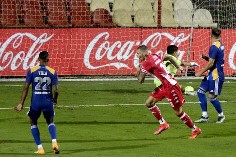 Peñailillo festeja el 1-0 tatengue.