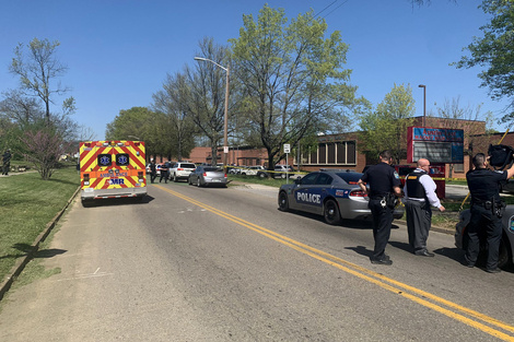 La escuela de Knoxville atacada a balazos.