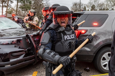 La policía reprimiendo las protestas antirracistas en Minnnesota.