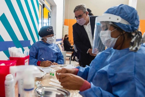 Raúl Jalil en el recorrido por el hospital Malbrán.