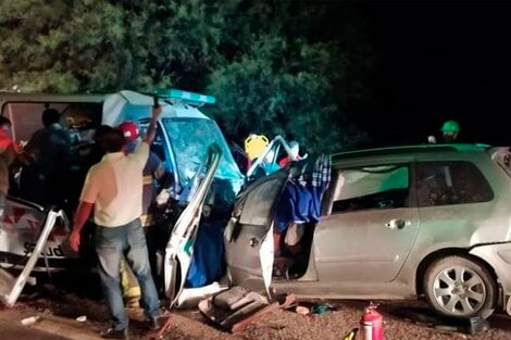 En La Rioja chocaron una ambulancia y un auto y murieron 6 personas