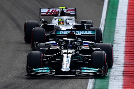 Lewis Hamilton consiguió la 99 pole position de su carrera