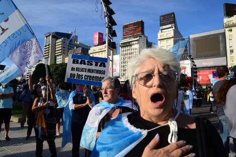 Un grupo de opositores marcharon al Obelisco contra las nuevas restricciones