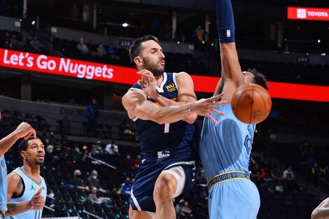 Campazzo intenta una asistencia a Jokic tras un pick and roll en el primer cuarto. Terminó en robo de Morant.