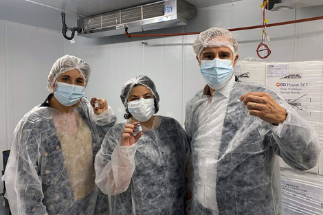 La ministra 
de Salud, Carla Vizzotti, 
junto al presidente de Laboratorios Richmond, Marcelo Figueiras.