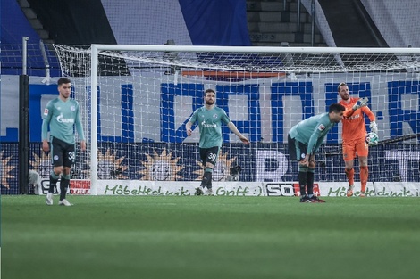 Tremendo ataque de los hinchas del Schalke a sus jugadores tras el descenso