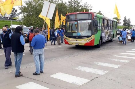 Protesta de choferes de la línea 60 en la Panamericana ramal Escobar 