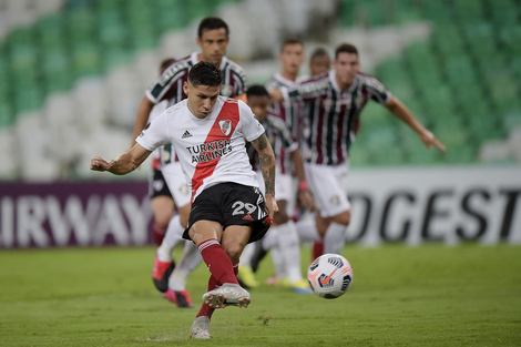 Montiel convirtió de penal el gol de River en primer tiempo.