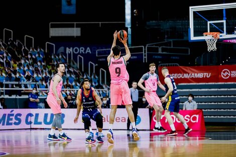 Leandro Bolmaro anota uno de los cuatro triples que convirtió ante Morabanc Andorra.