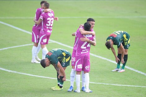 Los jugadores de Arsenal se abrazan en el final del partido