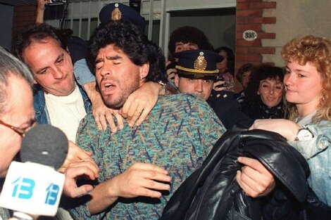 Maradona detendido, entre policías de civil, cámaras de televisión y vecinos que lo vitoreaban.