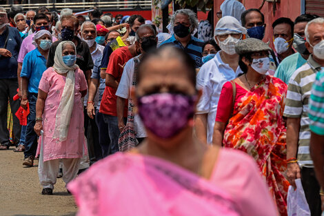 India: crematorios masivos en mitad de la calle por la pandemia de coronavirus