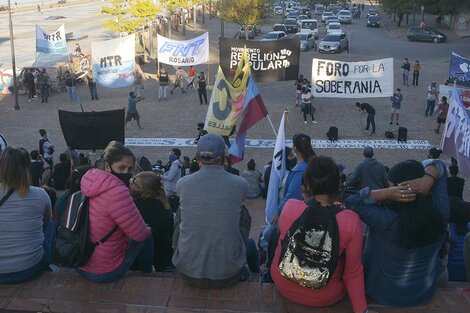 Diversas organizaciones de base marcharon al Parque España por "la recuperación del río".