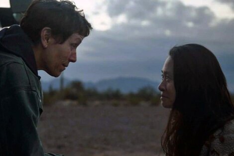 Frances McDormand y Chloé Zhao en la filmación de Nomadland.