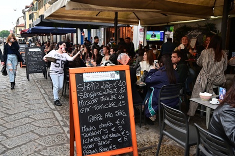 Distensión y falta de distanciamiento social en un bar de Milán. 